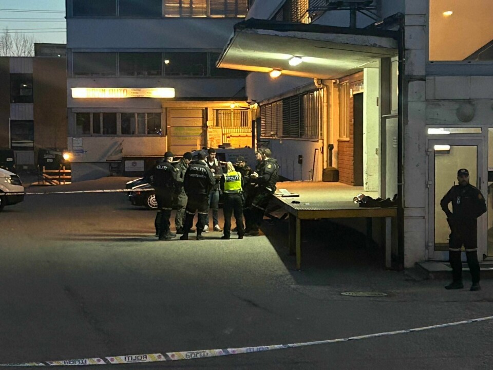 OSLO: En mann i slutten av tenårene ble funnet med skuddskader på Bryn i Oslo. Mannen er alvorlig skadd, opplyser politiet. En mann i slutten av tenårene er funnet med det som ser ut til å være skuddskader på Bryn i Oslo. Mannen er alvorlig skadd, opplyser politietVideo: Tipser / NTB