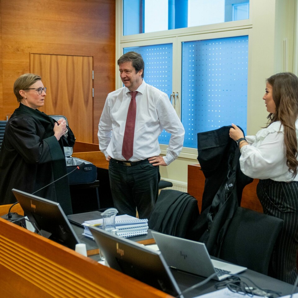 RETTSSAK: Aktor Marit Oliver Storeng og tiltaltes forsvarere, John Christian Elden og Heidi Reisvang. Det var i Borgarting lagmannsrett under ankesaken mot en politimann. Aktor Marit Oliver Storeng og tiltaltes forsvarere, John Christian Elden og Heidi Reisvang under behandlingen av politivoldssaken i Borgarting lagmannsrett. Tirsdag formiddag kommer dommen. Foto: Fredrik Varfjell / NTB