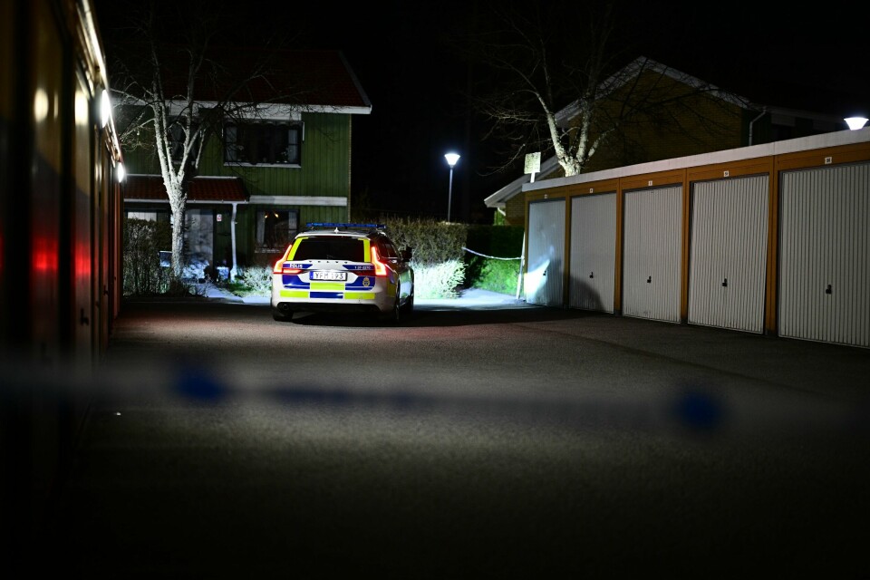 DRAP: Her er politiet i boligområdet hvor drapene skal ha skjedd. De to personene som er pågrepet og siktet for drap, er i slekt med de døde barna, opplyser politiet. Foto: Magnus Lejhall / TT / NTB