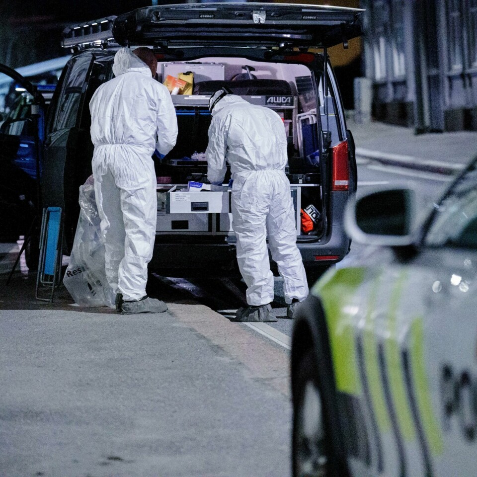 HALDEN: Personer fra politiet er på åstedet natt til søndag. Krimteknikere var på plass natt til søndag. Foto: Stian Lysberg Solum / NTB