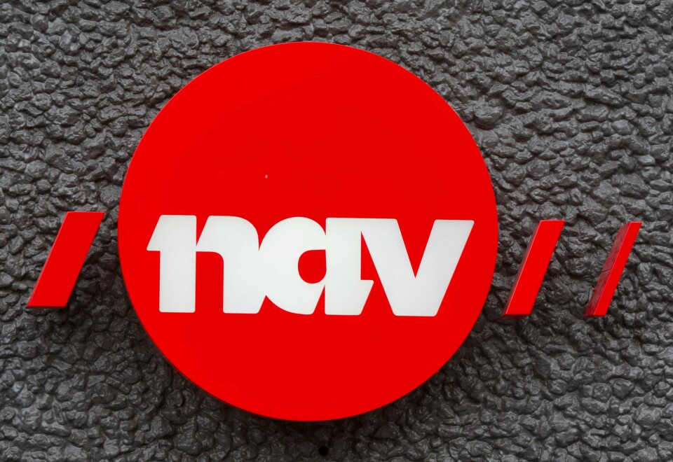FERIEPENGER: Har du fått utbetalinger fra Nav i 2023? Noen får feriepenger av disse pengene. Se hvem i denne artikkelen. Bilde av Nav sin logo på en vegg. Foto: Morten Holm / NTB