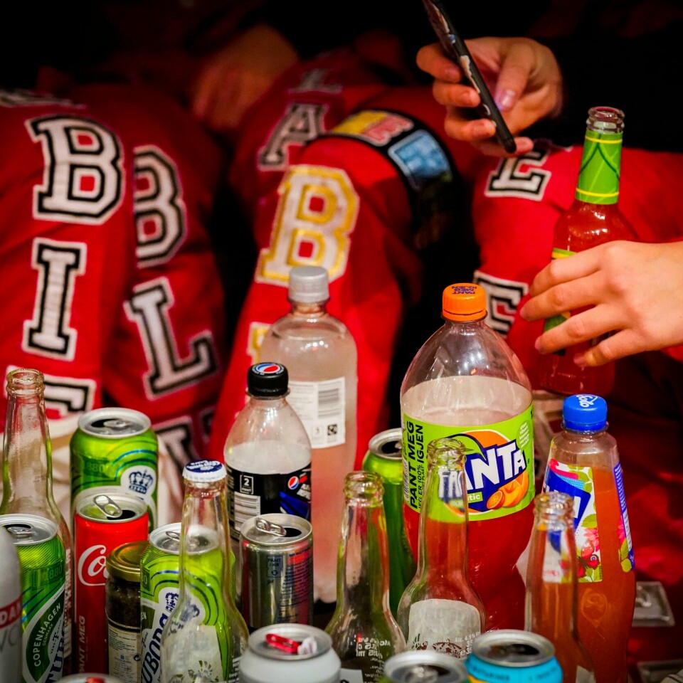 SMITTE: Nær kontakt og å dele flaske øker risikoen for smitte. Bilde av russ som drikker alkohol.Foto: Lise Åserud / NTB