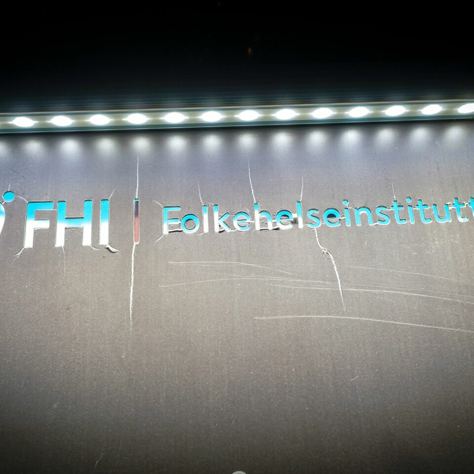 KIKHOSTE: Mange flere har fått kikhoste i år enn det som er vanlig. Bilde av Folkehelseinstituttet sin logo. Foto: Lise Åserud / NTB