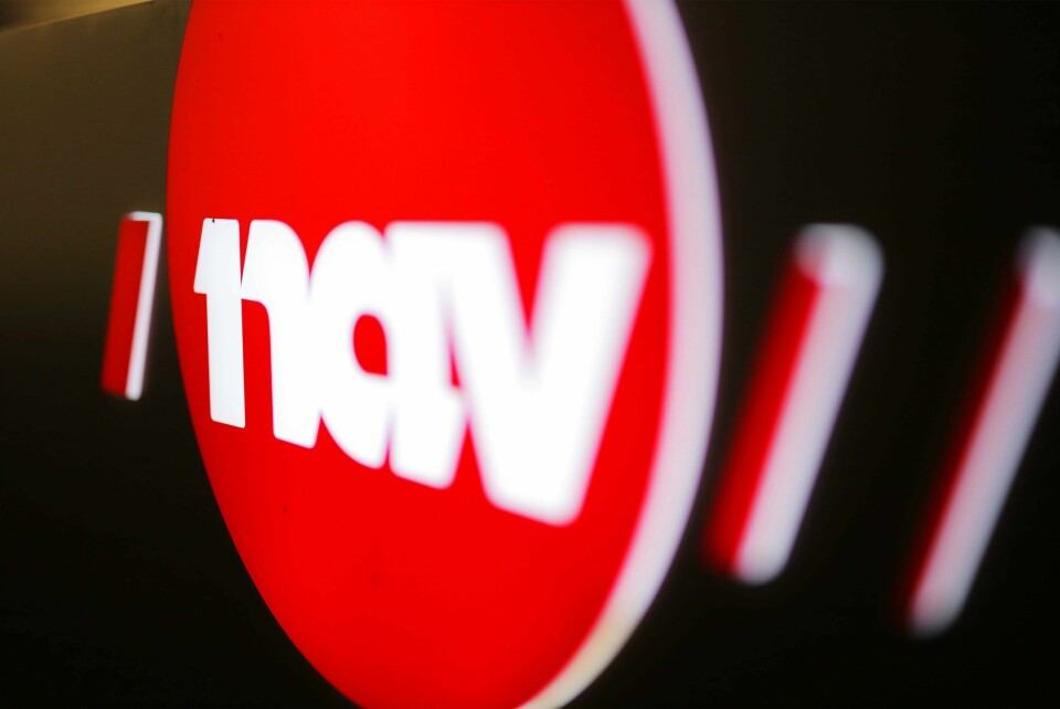 MER FRA 1. MAI: Mange får mer penger fra Nav fra 1. mai. BIlde av Nav-logo i mørket. Foto: Ørn E. Borgen / NTB