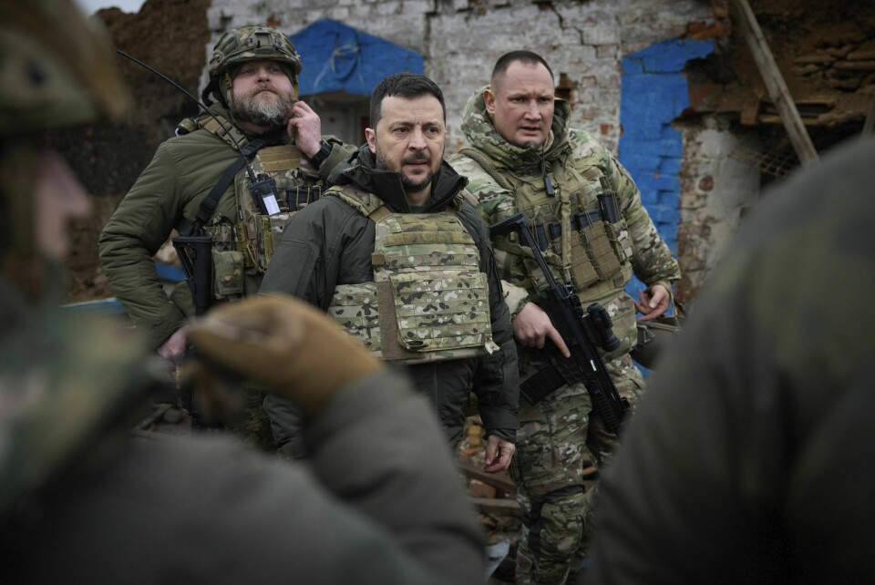 KRIG: Volodymyr Zelenskyj sier han er takknemlig for støtten de får fra USA. Zelenskyj er Ukrainas president. President Volodymyr Zelenskyj besøker ukrainske soldater ved fronten i Zaporizjzja-regionen. Foto: UPPO / AP / NTB