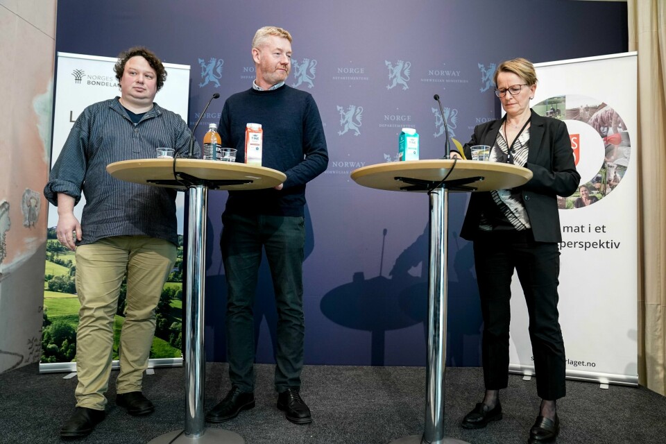 KRAV: Tor Jacob Solberg i Småbrukarlaget og Bjørn Grimming i Bondelaget la fram bøndenes krav til staten fredag. Her sammen Viil Søyland som forhandler på vegne av staten. Leiar i Norsk Bonde- og Småbrukarlag, Tor Jacob Solberg saman med leiar i Norges Bondelag, Bjørn Gimming og ekspedisjonssjef Viil Søyland etter kravoverlevering i årets jordbruksoppgjer hos Landbruks- og matdepartementet. Foto: Stian Lysberg Solum / NTB / NPK