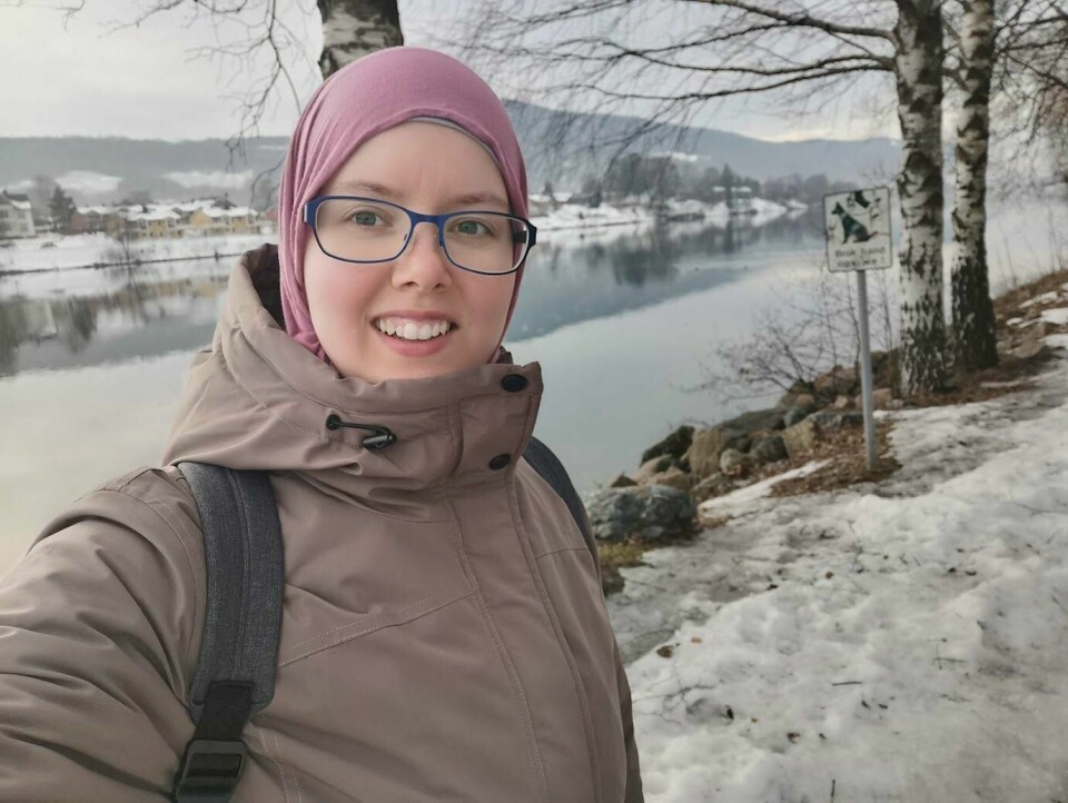 BLE MUSLIM: – Nå synes jeg det er på tide at vi slutter å dømme hverandre for hva vi tror på, skriver Marte Nøren. Bildet viser Marte Nøren med en by i bakgrunnen.