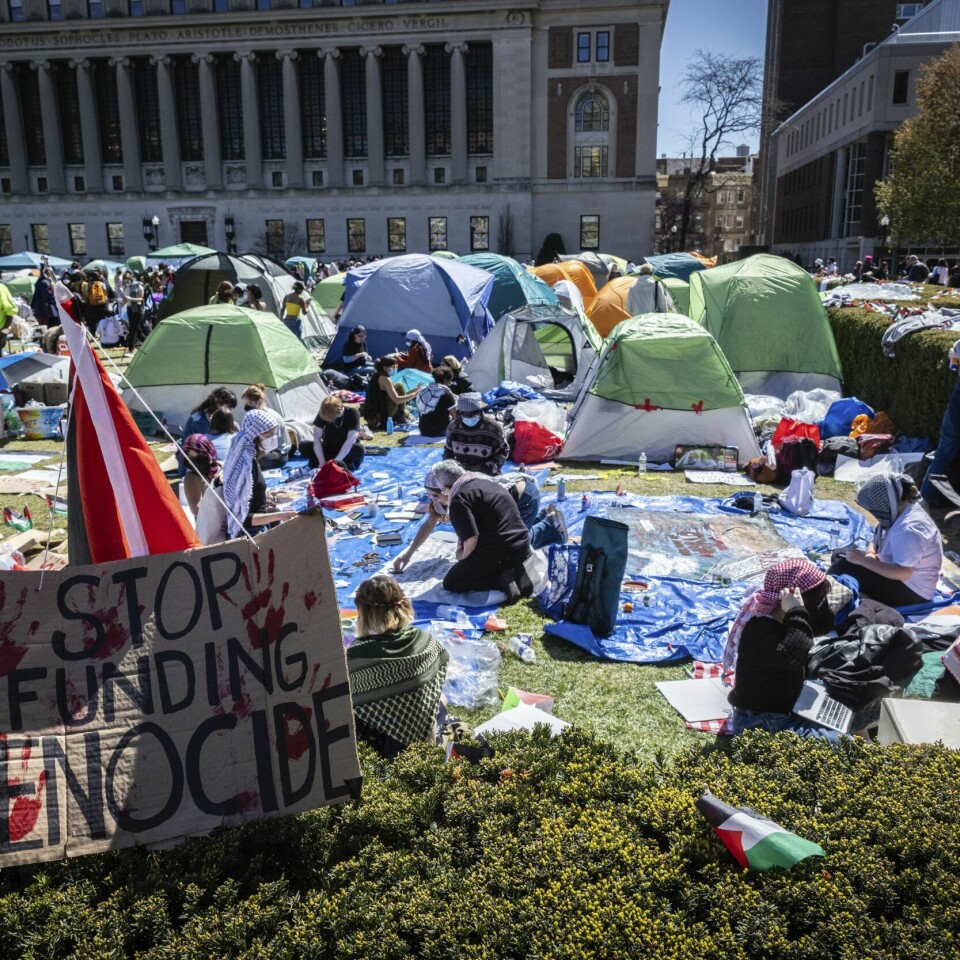 DEMONSTRASJON: Her demonstrerer studentene mot Columbia University. De krever at skolen fordømmer krigen og slutter å støtte selskaper som selger våpen til Israel. «Slutt å finansiere folkemord» lyder teksten på denne plakaten i teltleiren som studenter ved Columbia University har etablert i protest mot krigen i Gaza. Foto: AP / NTB