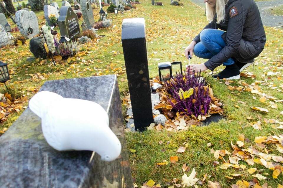 DØD: Kreft er fortsatt den vanligste årsaken til død i Norge. Bildet viser en kvinne som steller en grav på en kirkegård. Foto: Gorm Kallestad / NTB / NPK