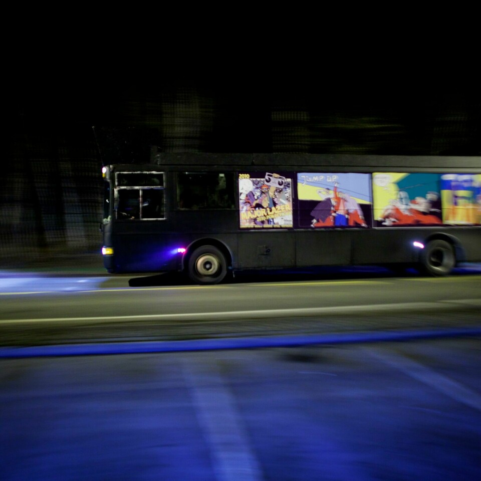 RUSSEBRÅK: I natt har det vært bråk fra russen mange steder i landet. Bilde av russebuss som kjører. Foto: Kyrre Lien / NTB