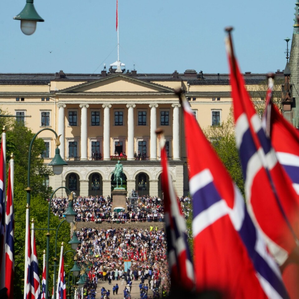 VÆR: Nesten hele Norge kan nyte fint og varmt vær på nasjonaldagen. Unntaket er Finnmark. Karl Johan er fylt opp av folk mens et rekordlangt 17. mai-tog går opp til Slottet.Foto: Terje Bendiksby / NTB