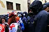 Demonstranter i Tbilisi konfronterer opprørspoliti utenfor nasjonalforsamlingen mandag. Foto: Shakh Aivazov / AP / NTB