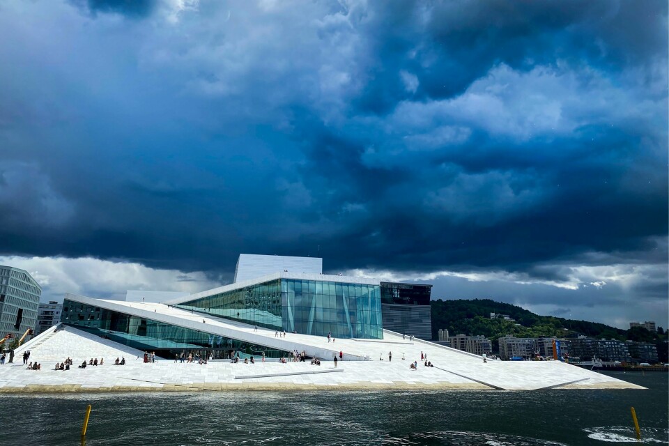 OSLO: Det kan være dårlig vær på Majorstuen, men sol på Tøyen. Det blir skiftende vær, sier meteorolog. Uvær over operaen i Oslo sentrum. Foto: Heiko Junge / NTB