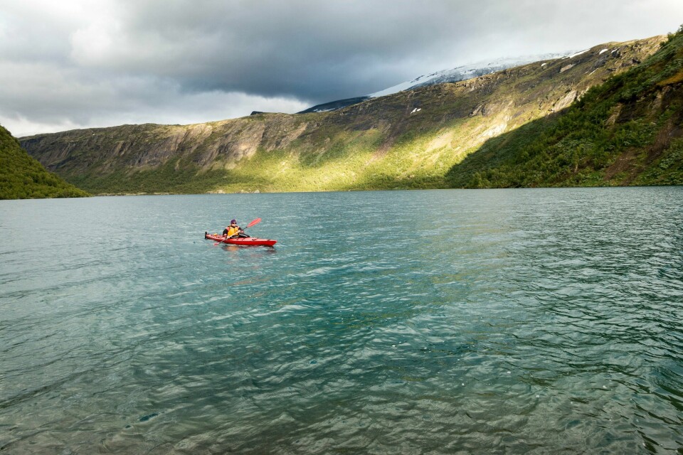 FERIE 2024: Hvor mye ferie har du krav på? Hvem bestemmer når du kan ta ferie i sommer? Spørsmålene er mange. Heldigvis finnes det svar. Bildet viser en person som padler. Foto: Gorm Kallestad / NTB