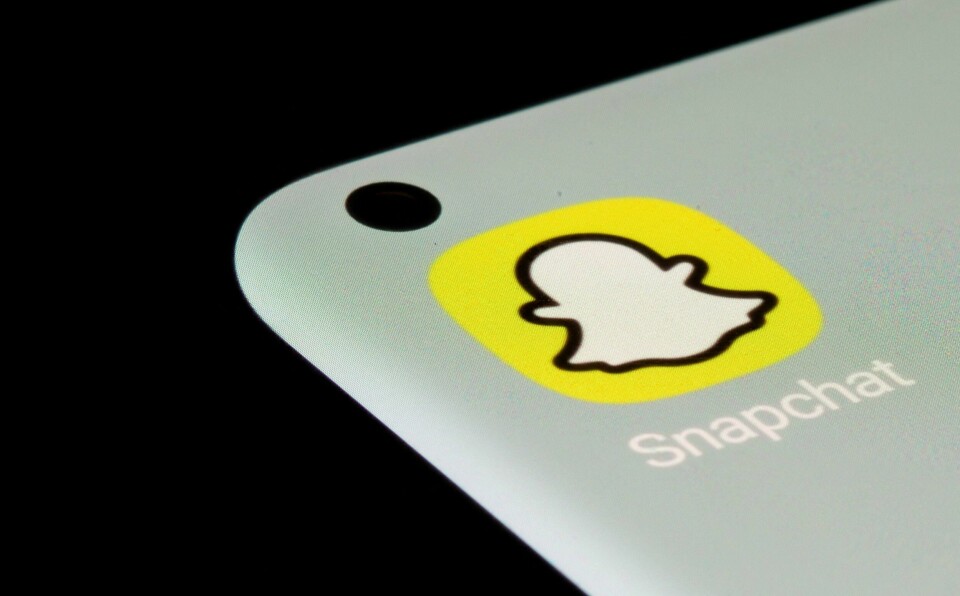 ALDERSGRENSE: Mange nordmenn vil ha høyere aldersgrense på sosiale medier. Bilde av Snapchat-app på smarttelefon. Foto: Reuters