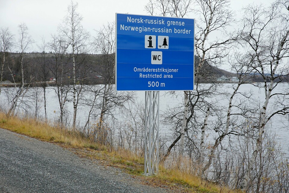 NYE REGLER: Grensa mellom Norge og Russland ligger i Storskog i Finnmark. Russiske turister vil ikke kunne passere grensa i tiden fremover. Bildet viser grenseovergangen mellom Norge og Russland i Storskog i Finnmark. Foto: Vidar Ruud / NTB