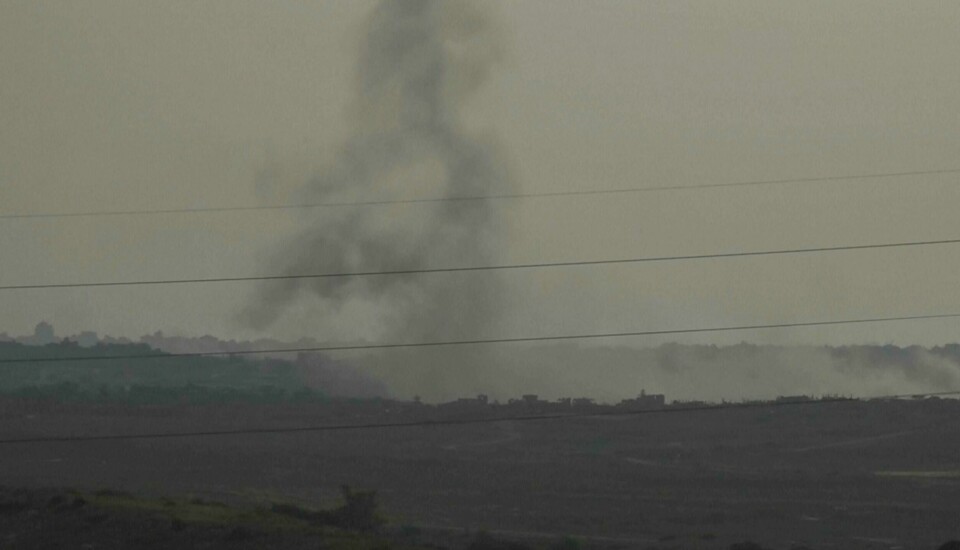 RAFAH: Her er røyk fra det som skal være et israelsk angrep søndag. Bildet viser røyk fra det som ble oppgitt å være et israelsk luftangrep mot Gazastripen søndag. Foto: Josphat Kasire / AP / NTB