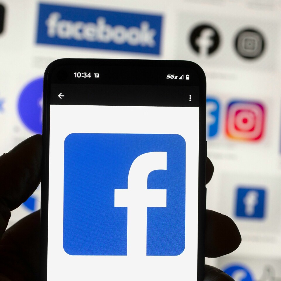 KAN SI NEI: Du kan si nei til at meta skal bruke bildene dine. Bildet viser en smarttelefon med Facebook sin logo på skjermen. Foto: Michael Dwyer AP / NTB
