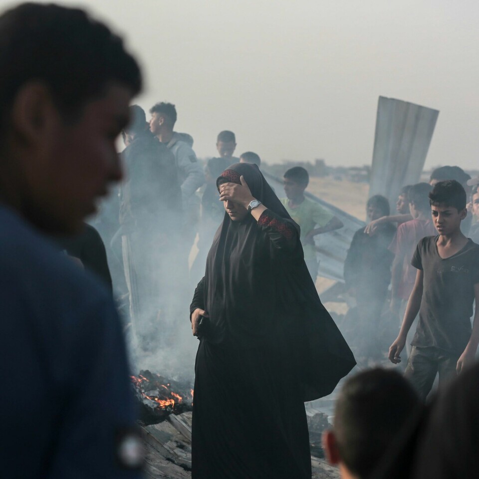 RAFAH: Palestinere ser på ødeleggelsen i Rafah etter at Israel angrep byen. Bildet viser palestinere som ser på ødeleggelsen i Rafah, etter Israel angrep byen.