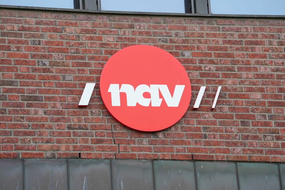 SKATT I JUNI? Noen utbetalinger fra Nav har ikke skattetrekk i juni. Nav sin logo på vegg. Foto: Lise Åserud / NTB