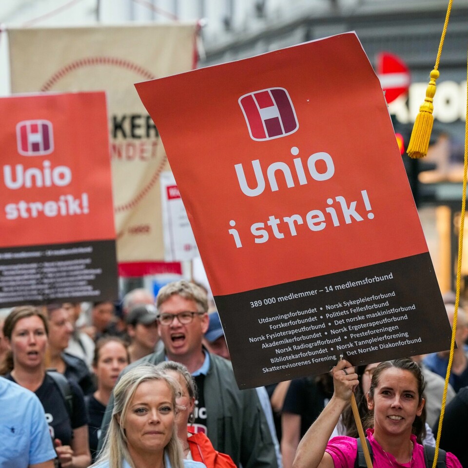 STREIK: Flere som er medlem i Unio skal streike fra mandag 3. juni. Bildet viser medlemmer av Unio som har streikemarkering foran Stortinget.