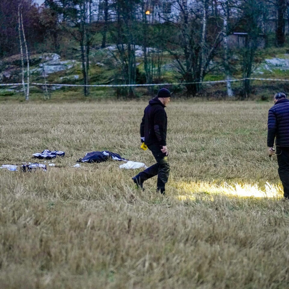 MANN DØMT: Her er politiets folk på jordet i Askim. Bildet viser kriminalteknikere på jordet i Askim.