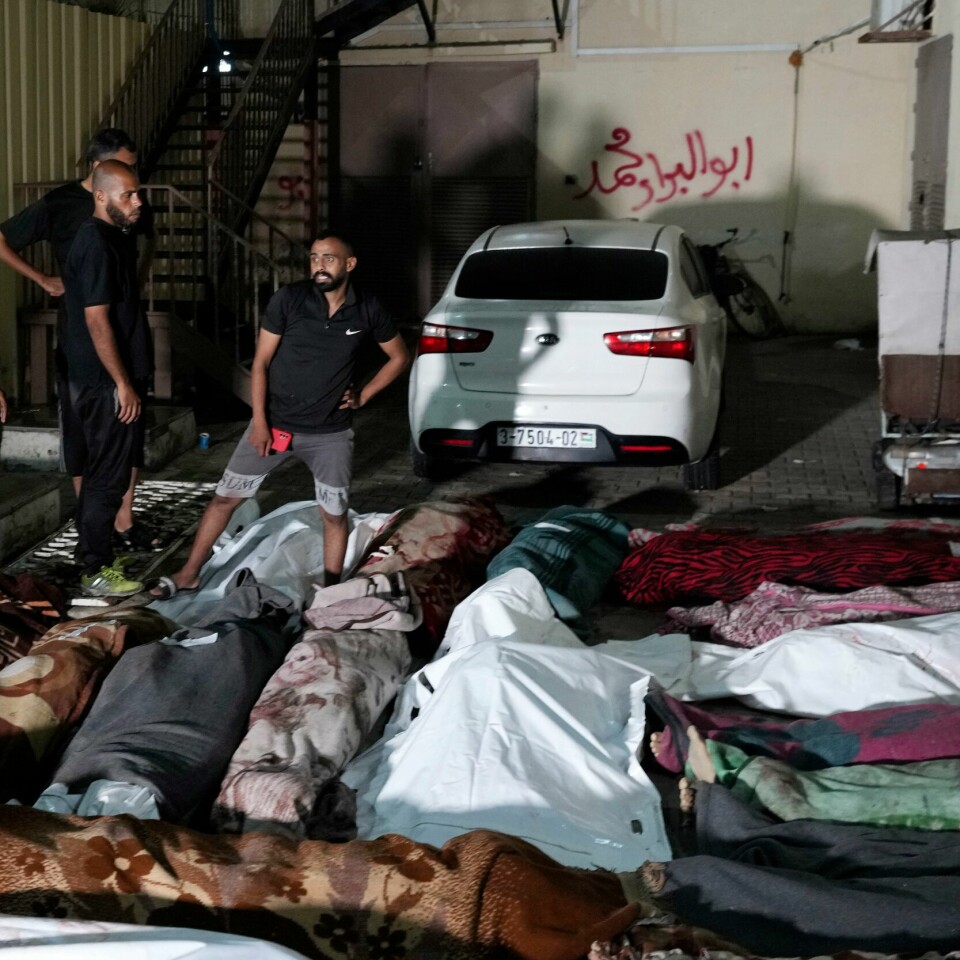 GAZA: Israel angrep en skole i Nuseirat natt til torsdag. Minst 32 personer er døde, ifølge lokale myndigheter. Bildet viser døde som ligger tildekket etter angrepet på skolen i flyktningleiren Nuseirat. Foto: (AP Photo/Abdel Kareem Hana)