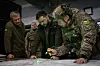 Ukrainas president Volodymyr Zelenskyj får en orientering om situasjonen ved fronten i nord og øst under et besøk til byen Kupjansk i Kharkiv-regionen. Foto: Jefrem Lukatskyj / AP / NTB