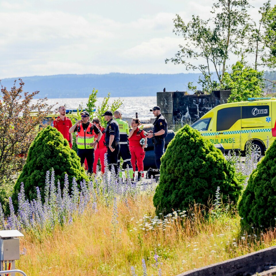 ULYKKE: Føreren av en seilbåt døde etter båten krasjet i Oslofjorden. Bildet viser politifolk og helsepersonell på land ved Tofte. De var der etter en båtulykke der en person døde.