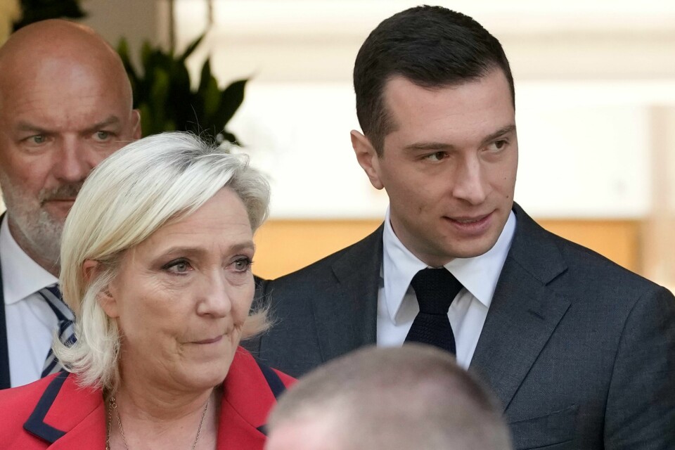 POLITIKK: Marine Le Pen og Jordan Bardella fra partiet Nasjonal samling. Bardella er kandidat til å bli statsminister i Frankrike. Bildet viser Marine Le Pen og Jordan Bardella fra partiet Nasjonal samling.