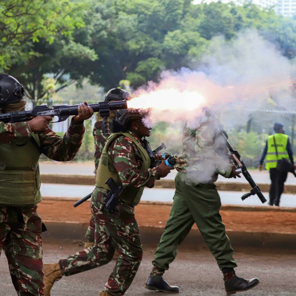 KENYA: Politiet brukte tåregass mot demonstranter i Kenya. Bildet viser politiet som avfyrer tåregass mot demonstranter i Nairobi torsdag forrige uke.