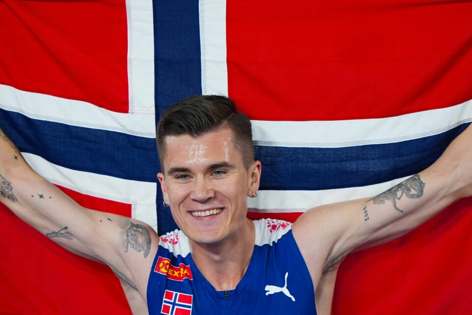 HISTORISK: Jakob Ingebrigtsen vant sitt sjette gull i EM i friidrett. Bildet viser Jakob Ingebrigtsen som jubler med et norsk flagg. Foto: Lise Åserud / NTB