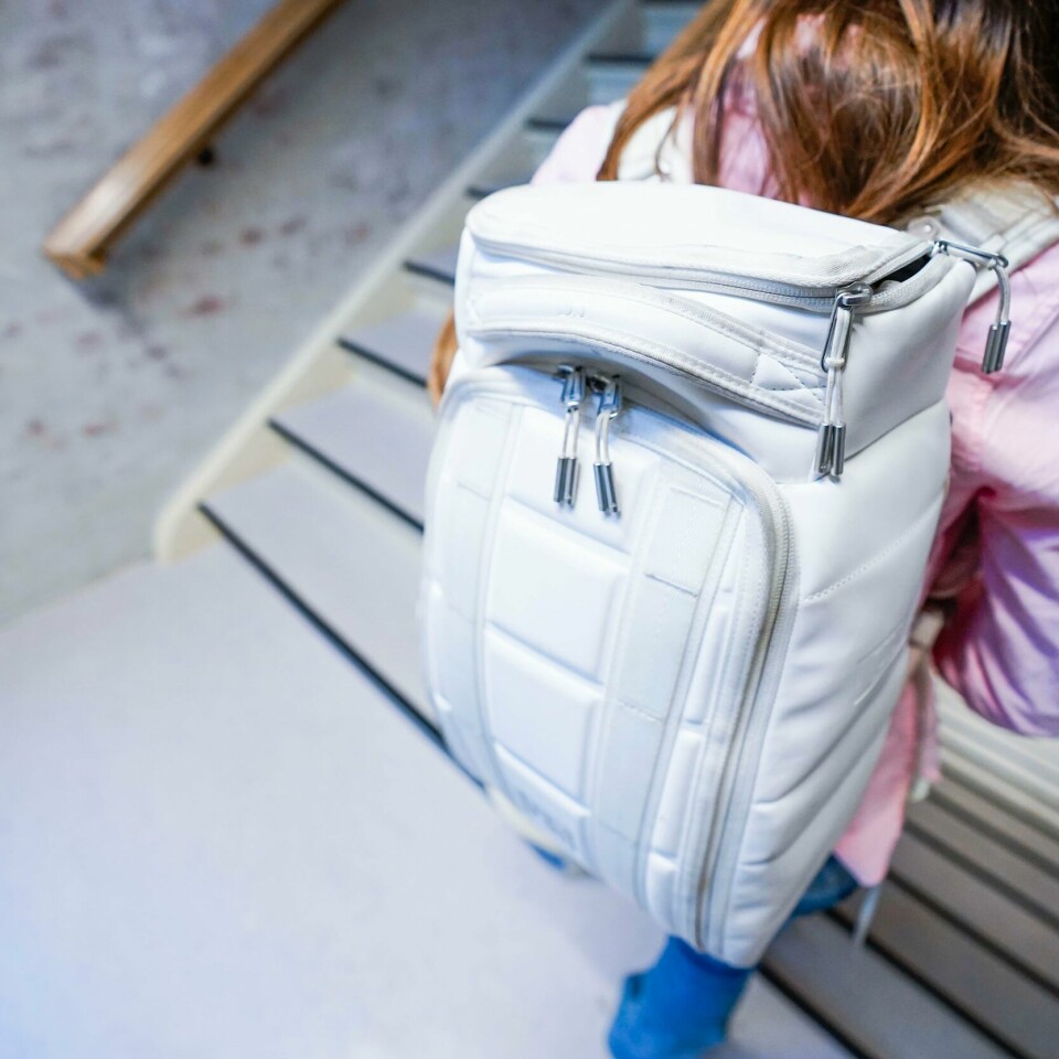 SEKSÅRSREFORMEN: Barn starter på skole når de er seks år gamle. Slik har det vært i snart 30 år. Bildet viser en ung jente med sekk på ryggen.