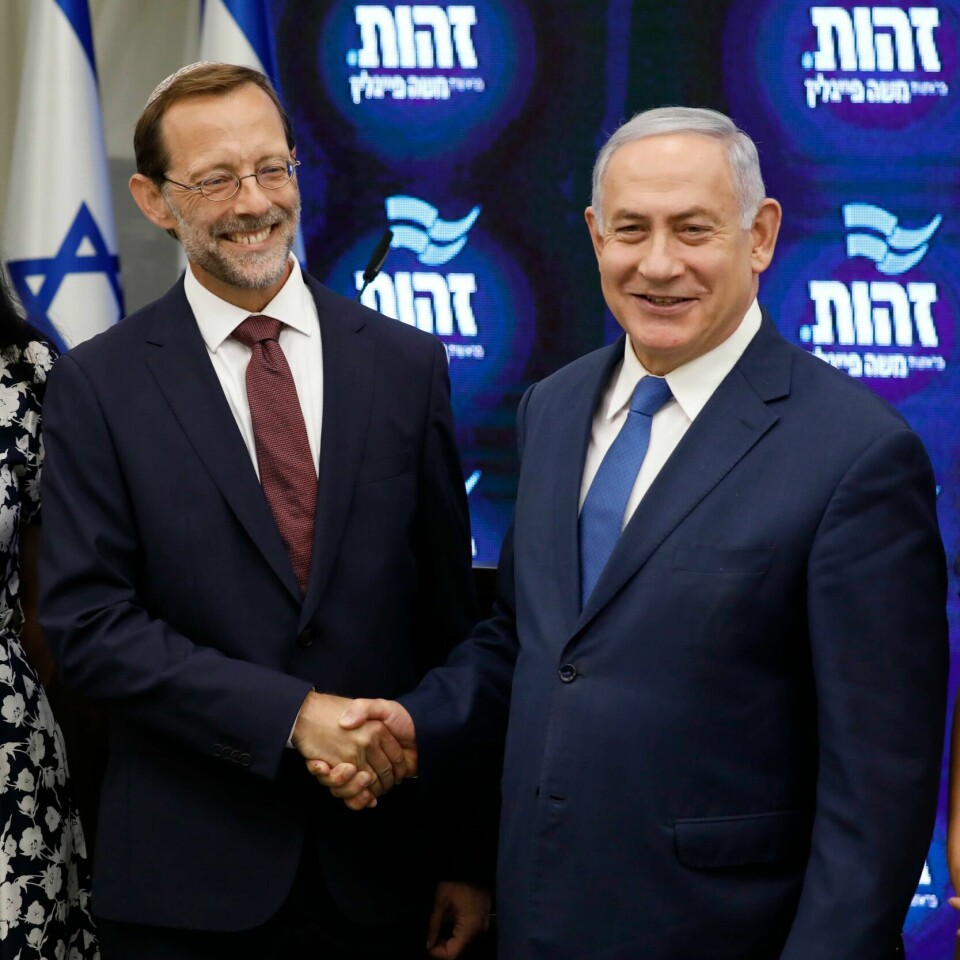 POLITIKK: Moshe Feiglin (til venstre) gir Israels statsminister Benjamin Netanyahu et godt håndtrykk. Bildet viser Moshe Feiglin og Israels statsminister Benjamin Netanyahu som gir hverandre et håndtrykk.