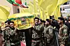 Bildet viser folk fra gruppa Hizbollah som bærer en kiste med en drept leder i. Foto: ANWAR AMRO / AFP / NTB