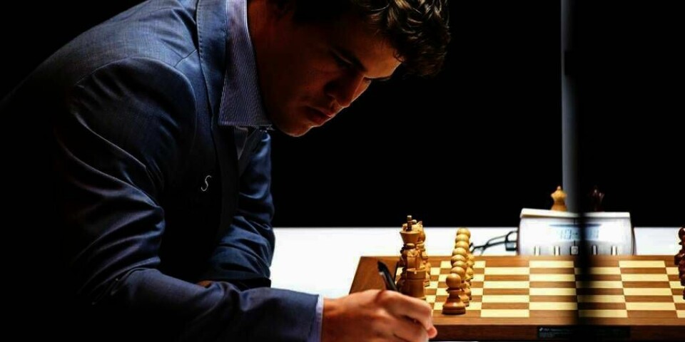 KONSENTRERT:  : Magnus Carlsen skal konkurrere om å bli verdens beste sjakkspiller. Da må han vinne i verdens-mesterskapet (VM) i India. Derfor besøker han India noen måneder før den avgjørende sjakk-kampen.