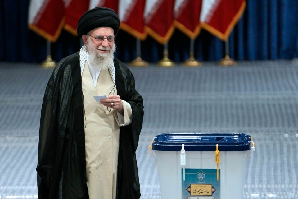 IRAN: Det er presidentvalg i Iran. Ayatollah Ali Khamenei er landets øverste leder. Han oppfordret iranere til å stemme, etter å selv ha stemt. Bildet viser Irans øverste leder ayatolla Ali Khamenei. Foto: Vahid Salemi / AP / NTB