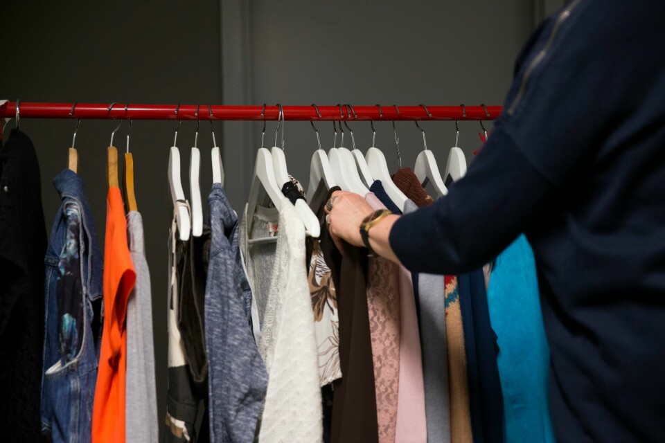 BRUKTSALG: Nye regler skal gjøre det enklere for bedrifter å selge brukte varer. Bilde av brukte klær på et klesstativ. Foto: Berit Roald / NTB