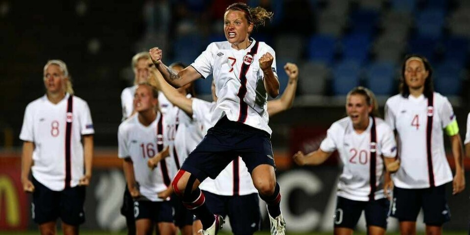SEIER: Fotballspiller Trine Rønning jubler. Norge slo Danmark i straffesparkskonkurransen torsdag. Norge skal spille finale i europa-mesterskapet (EM) i fotball for kvinner. Ingrid Hjelmseth reddet to straffer.