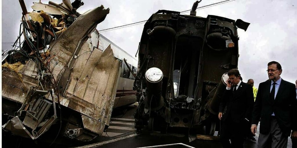 SORG: Mariano Rajoy (til høyre) besøkte ulykkesstedet torsdag. Rajoy er statsminister i Spania. 80 mennesker døde i ulykken. Nå skal togføreren avhøres.