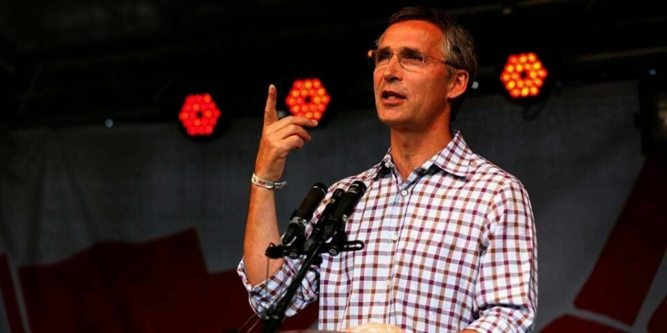 BESØK: : Statsminister Jens Stoltenberg besøker AUF's sommerleir på Gulsrud leirsted ved Tyrifjorden fredag.