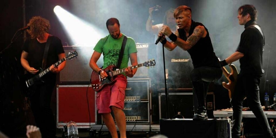 SPILTE: Kronprins Haakon spilte sammen med bandet Seigmen søndag ettermiddag under Skaugumfestivalen.