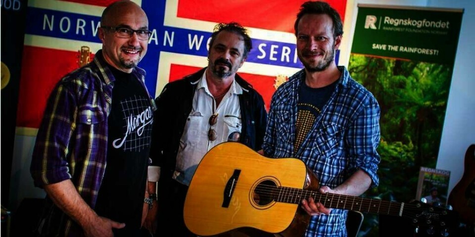 GITAR: Karl Morgan Johnsen (til venstre) lager gitarer. Han tok med seg en gitar laget av norsk tre til Larvik Gitarfestival. Marc Moravia (i midten) og Øystein Husemoen ville se hva han hadde fått til.