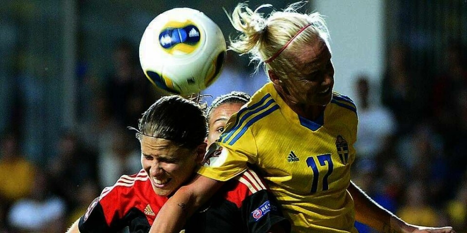 UTE: Svenskene er ute av EM. Annike Krahn (til venstre) og de andre på Tysklands lag slo Caroline Seger (til venstre) hennes lag. Finalen spilles på søndag.