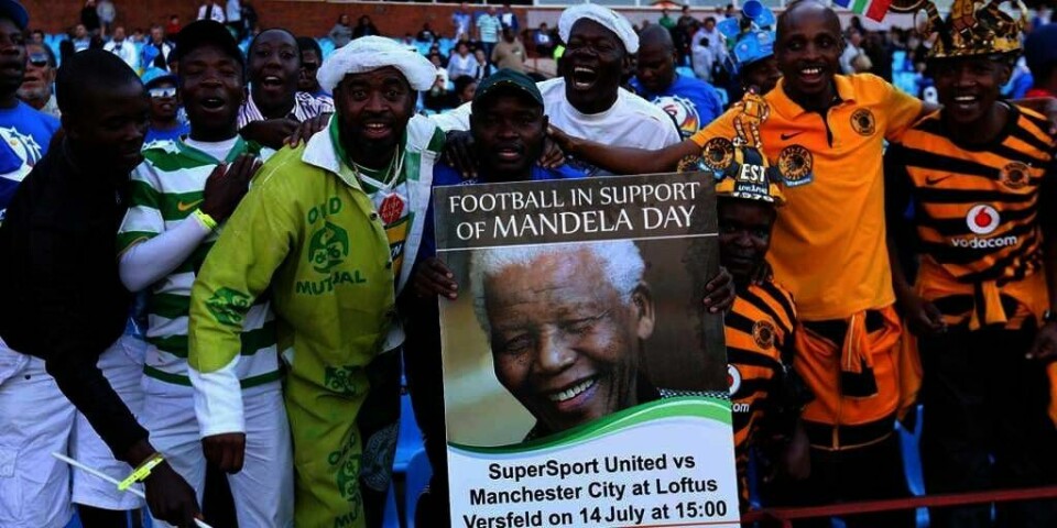 FEIRES: : Nelson Mandela ligger kritisk syk på sykehus. Likevel feires bursdagen hans med fotballturneringer og andre hendelser torsdag.