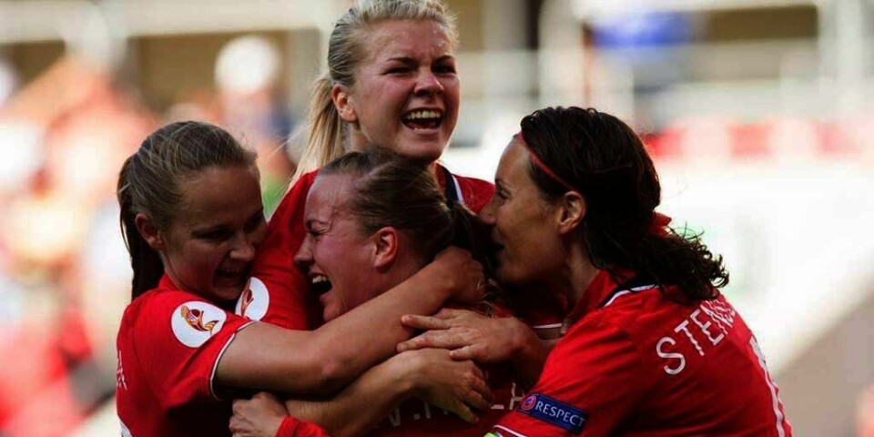KLARE: : Caroline Graham Hansen, Kristine Hegland og Ingvild Stensland, og Ada Hegerberg jubler etter kampen mot Island i fotball-EM for kvinner. Nå går Norge uansett videre til kvartfinalen.