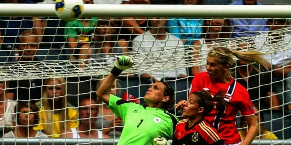 VANT: : Tysklands målvakt Nadine Angerer i grønt stengte målet i finalen i europa-mesterskapet (EM) i fotball. Den mellom Norge og Tyskland. Dermed ble det sølv til de norske jentene. Finalen var i Solna i Stockholm i Sverige søndag ettermiddag.