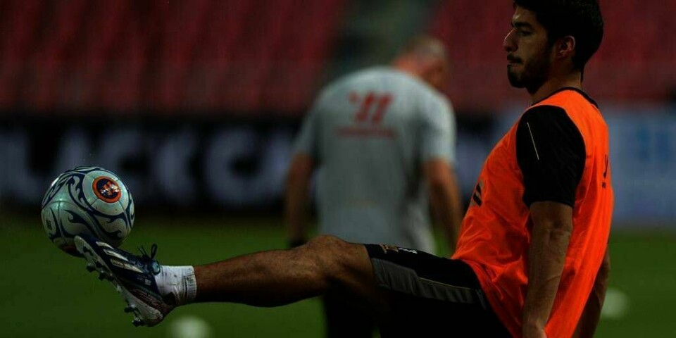 UENIGE: Fotball-spilleren Luis Suárez mener han kan forlate Liverpool i sommer. Det er ikke treneren hans enig i.