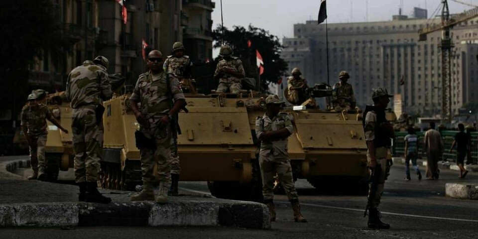 URO: Mandag ble 24 politimenn drept i Egypt. Myndighetene vet ikke hvem som gjorde det. Bildet viser den egyptiske hæren i Kairo.