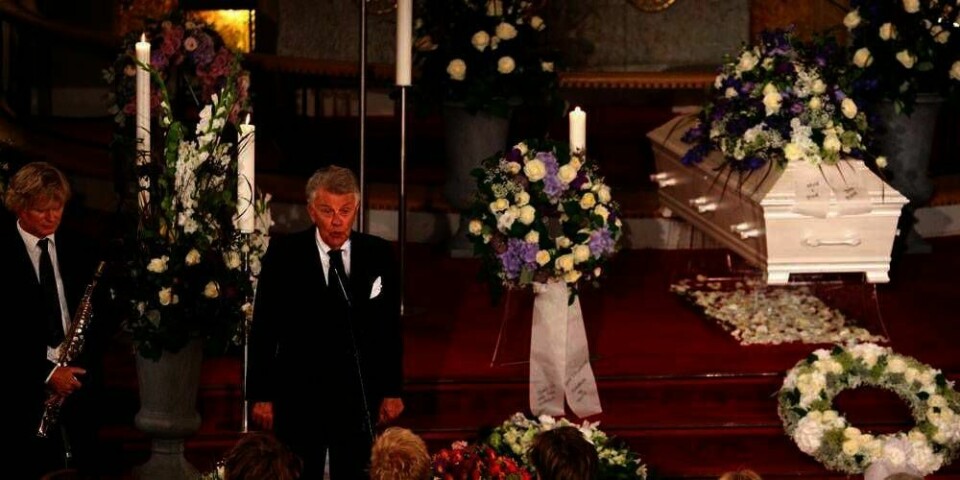 SISTE FARVEL I dag ble Rolv Wesenlund bisatt i Frogner kirke. Bildet er fra bisettelsen. Sven-Bertil Taube (bildet) sang under seremonien.